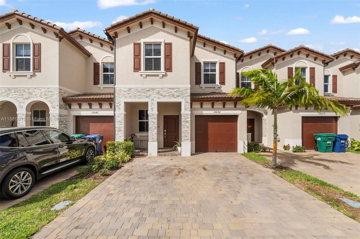Attached, Exterior, Facade, Mediterranean