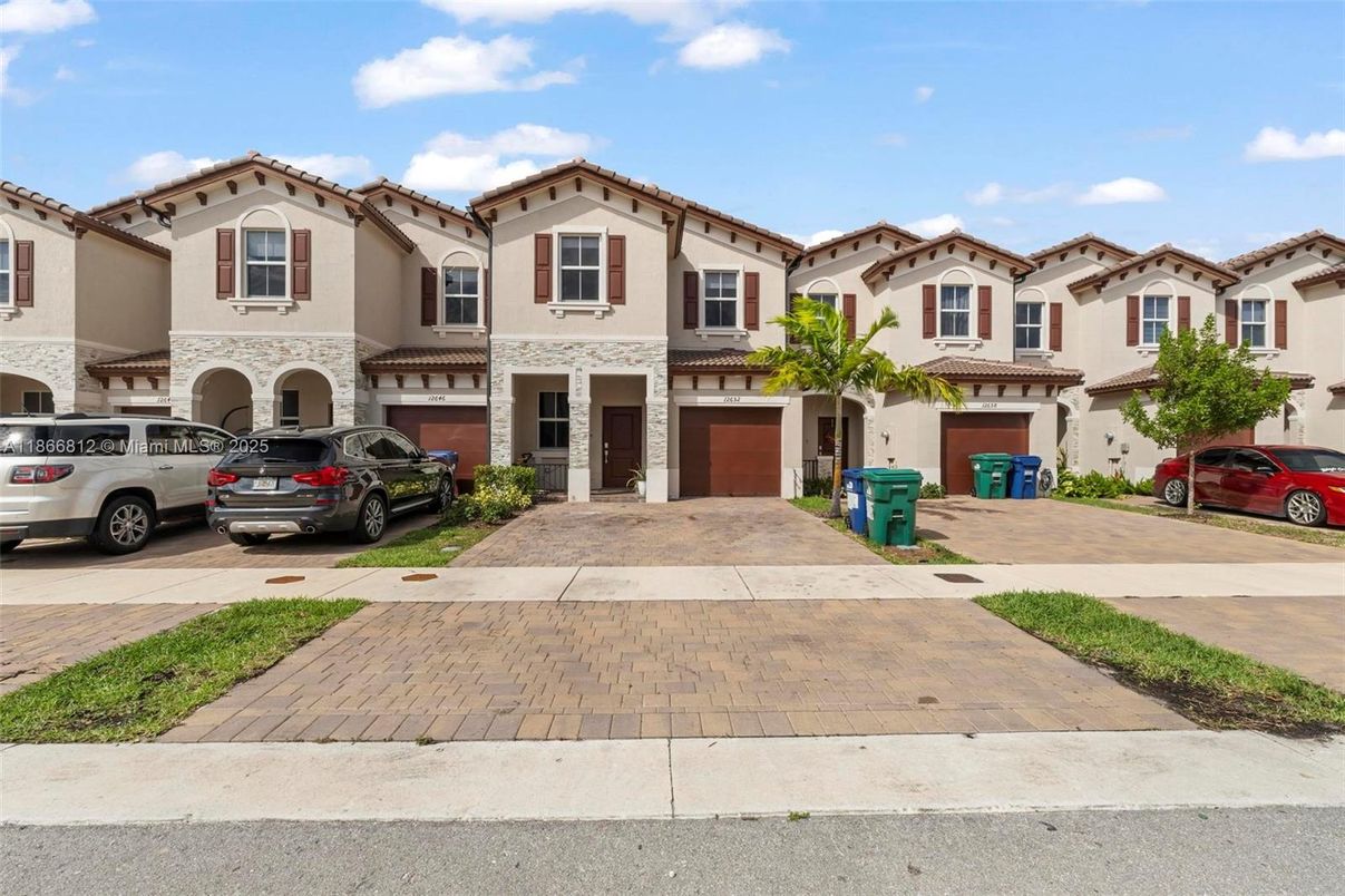 Attached, Exterior, Facade, Mediterranean