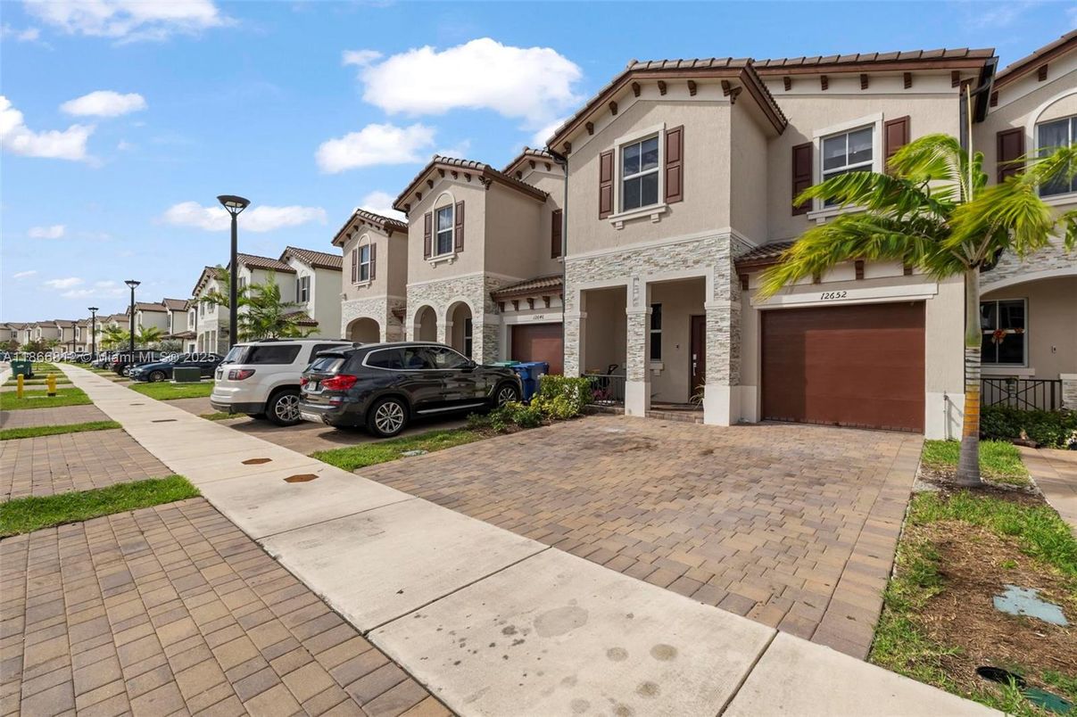 Attached, Exterior, Facade, Mediterranean