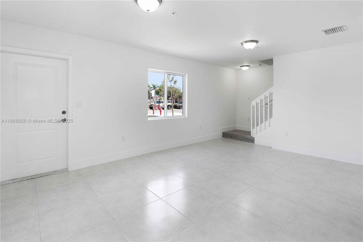 Empty room, Interior