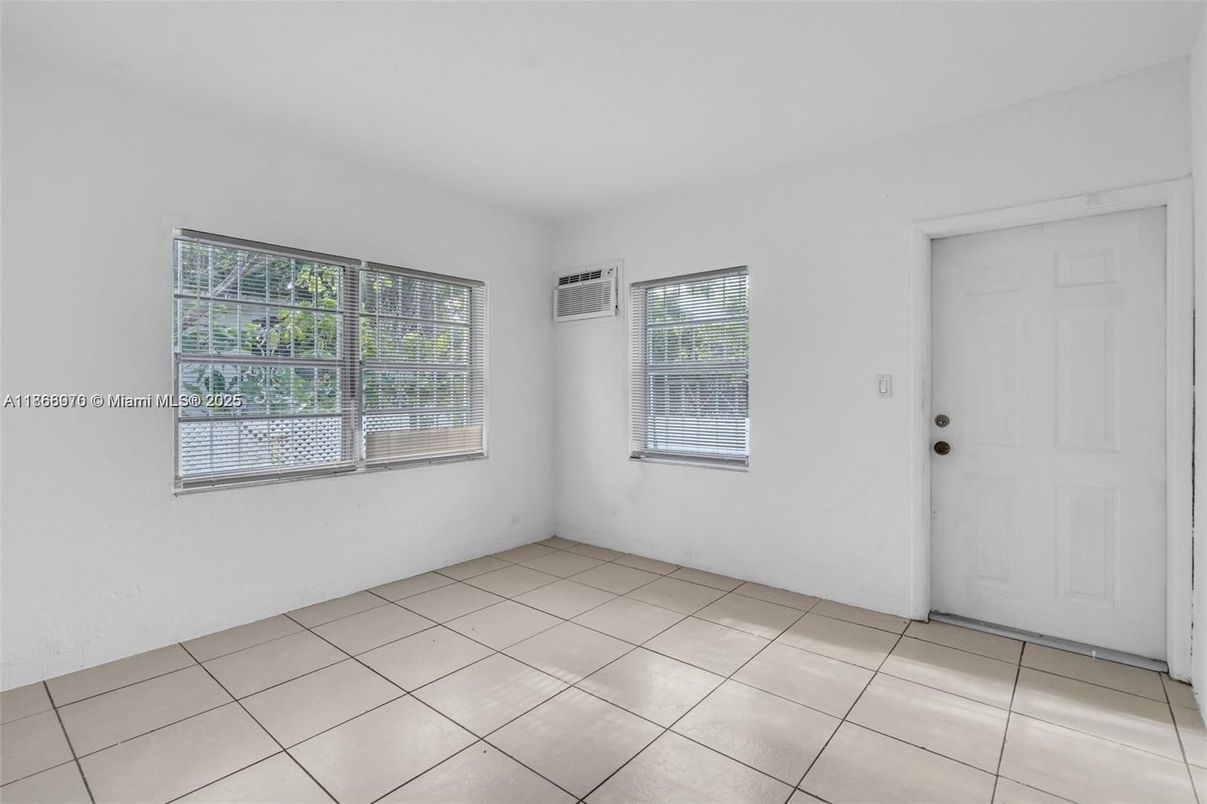 Empty room, Interior