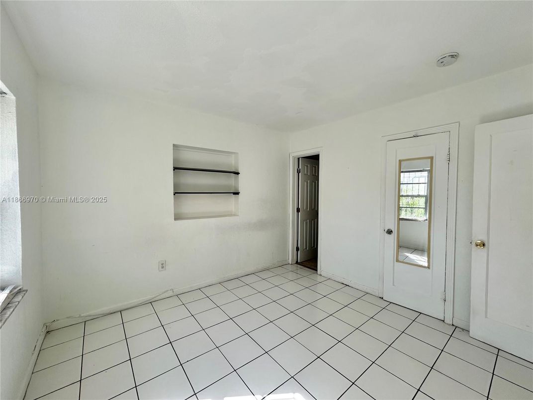 Empty room, Interior