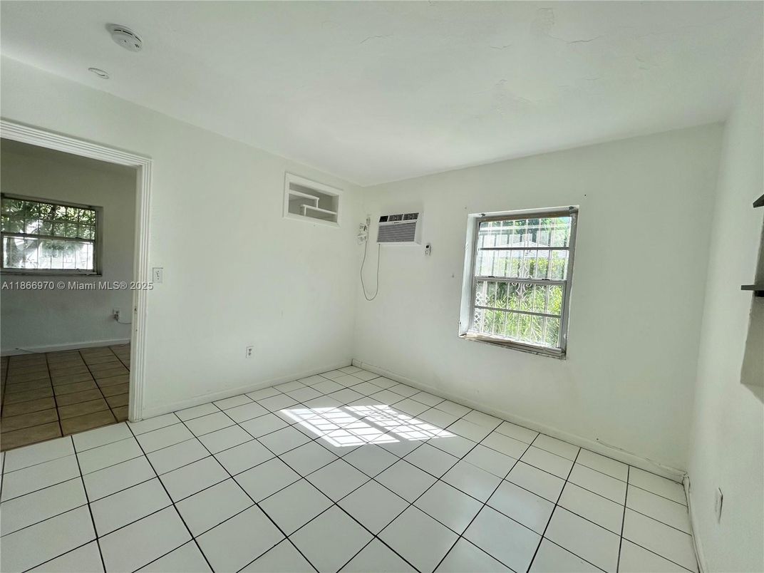 Empty room, Interior
