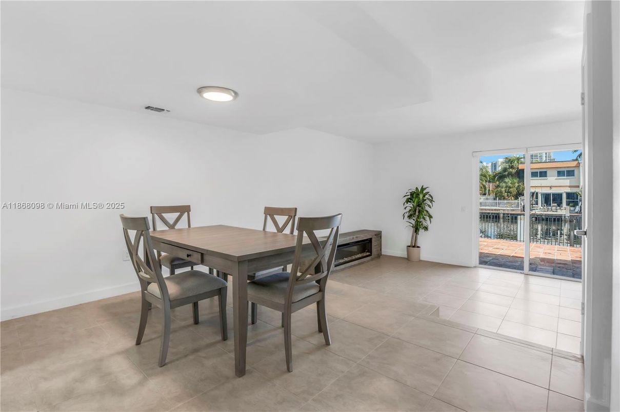 Dining room, Interior