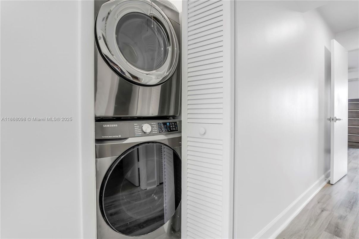 Interior, Utility Closets, Washer, Wood Texture Flooring