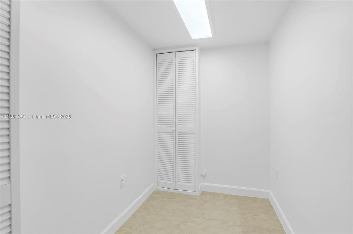 Empty room, Interior
