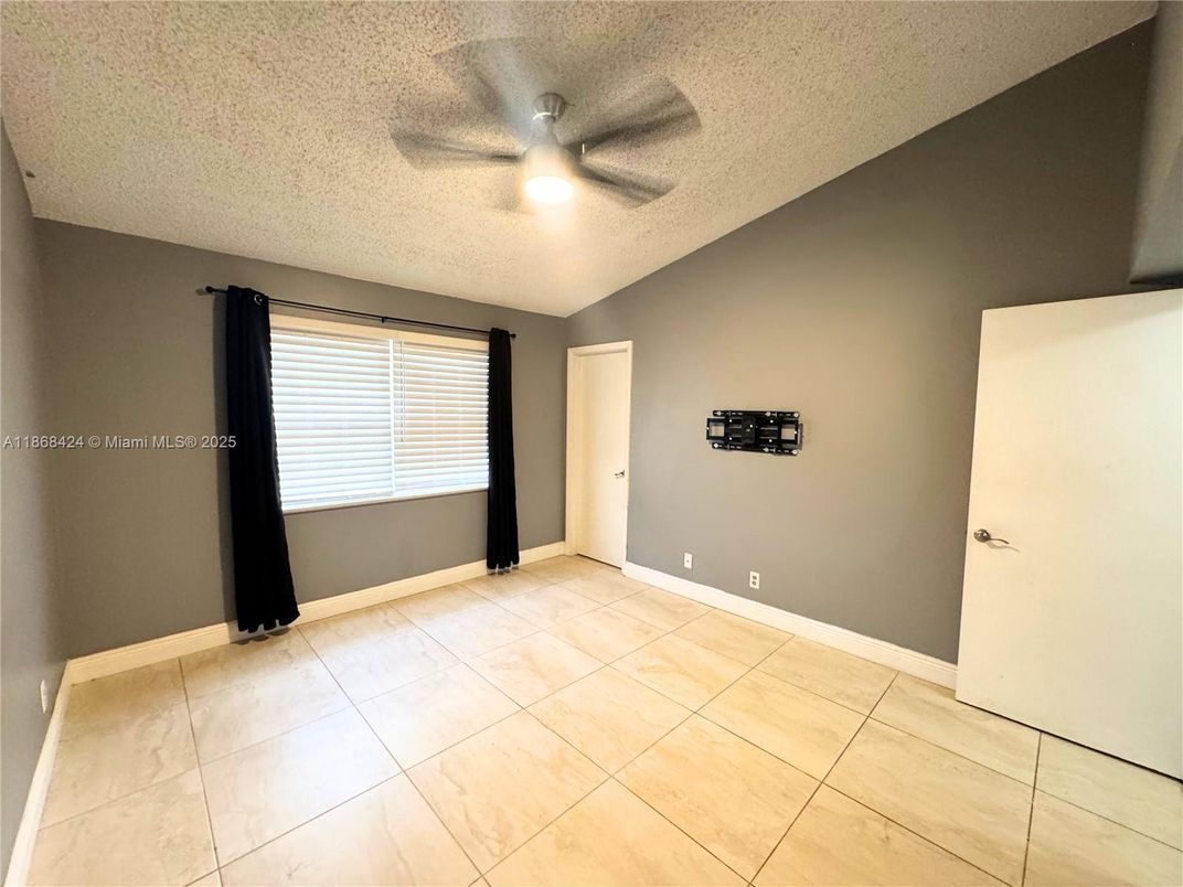 Empty room, Interior