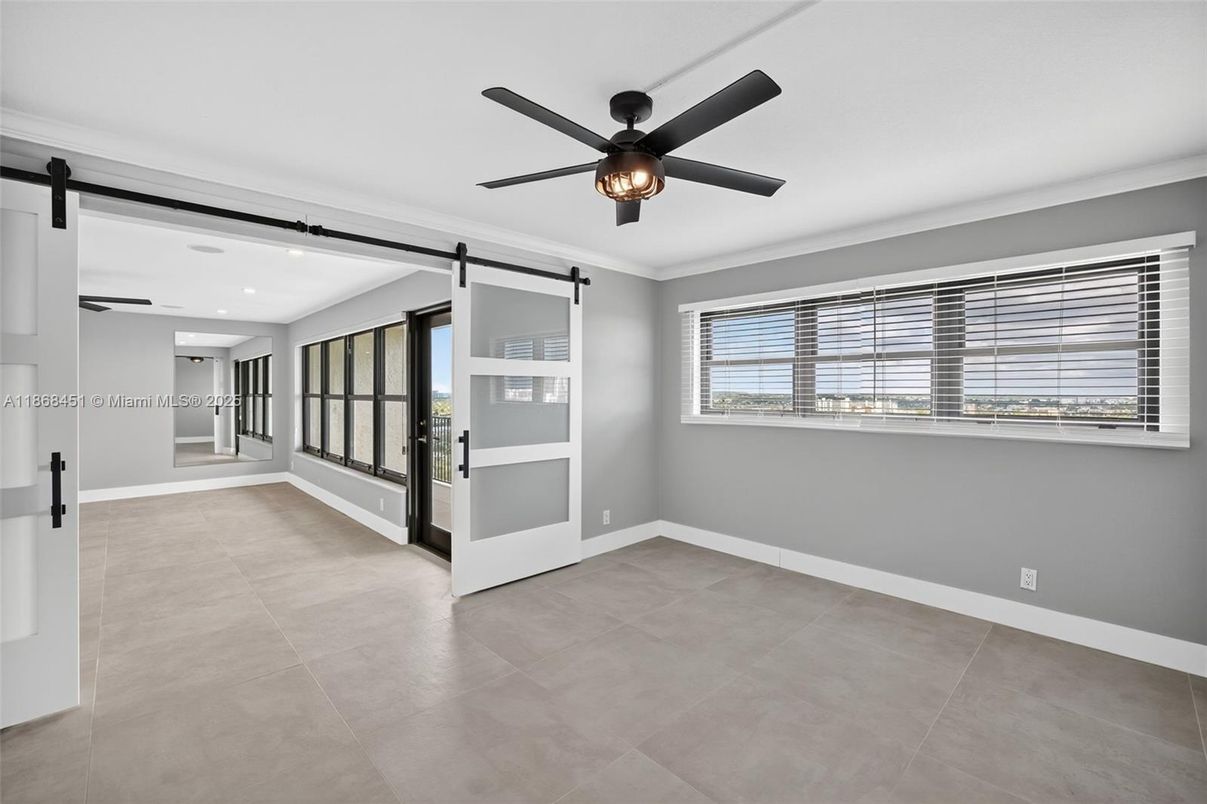 Empty room, Interior, Recessed Lighting
