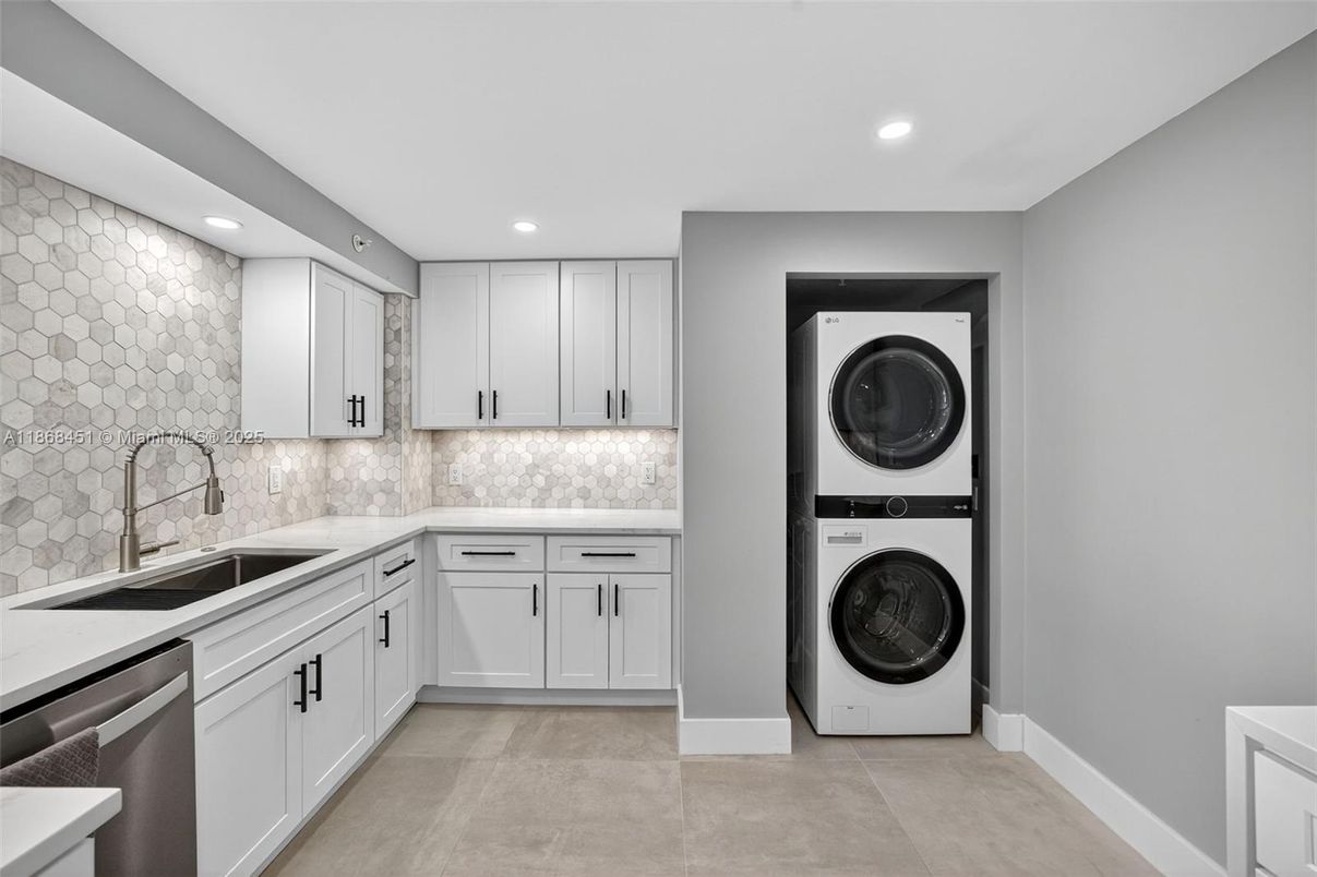 Interior, Kitchen, Recessed Lighting, Washer