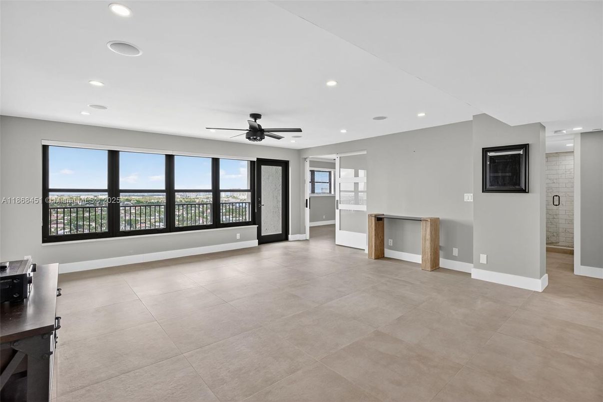 Empty room, Interior, Recessed Lighting