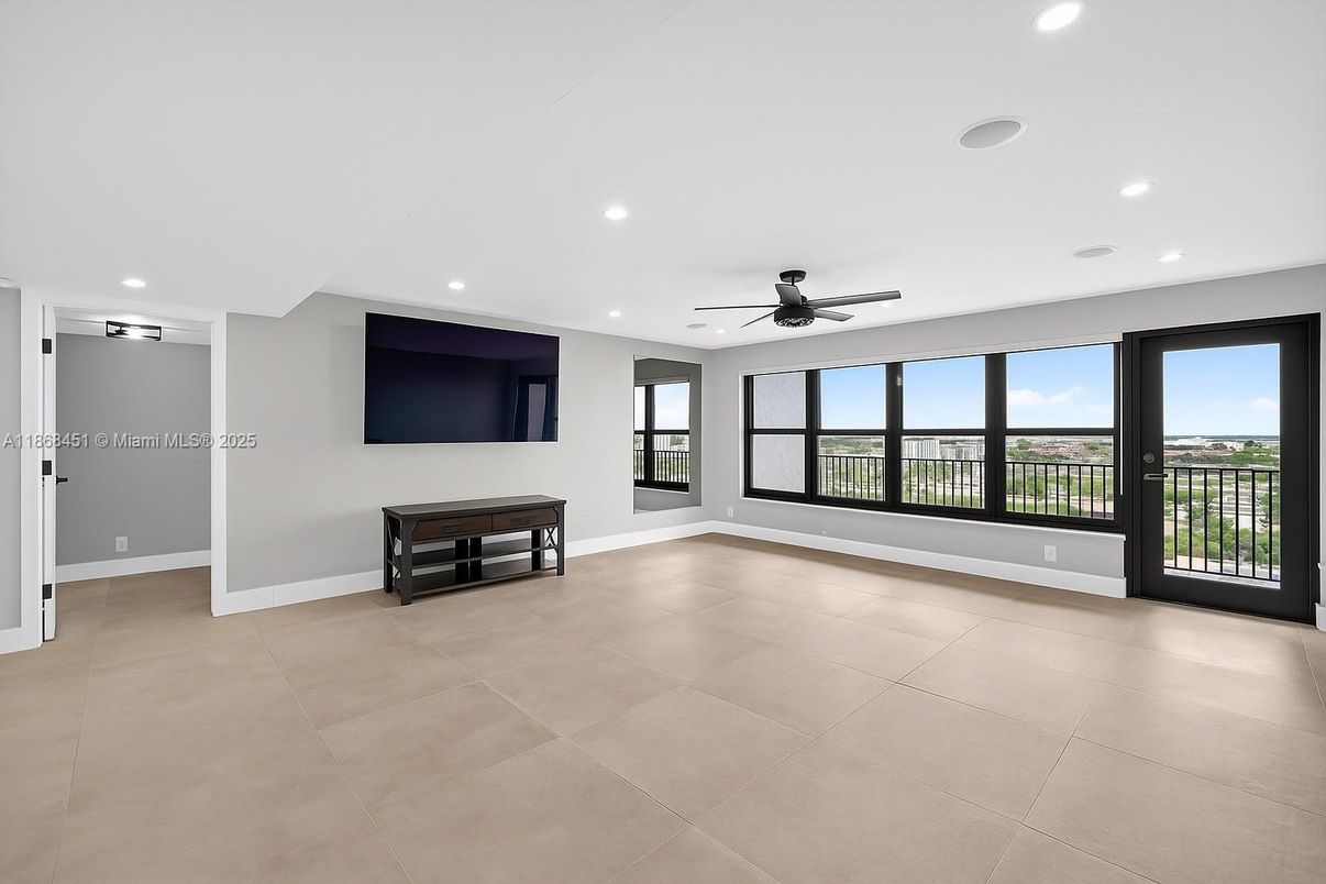 Empty room, Interior, Recessed Lighting