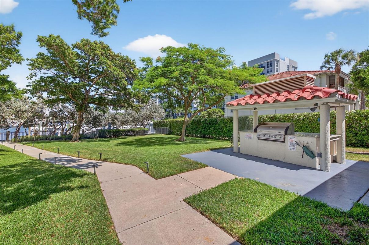 Backyard, Exterior, Outdoor Kitchen
