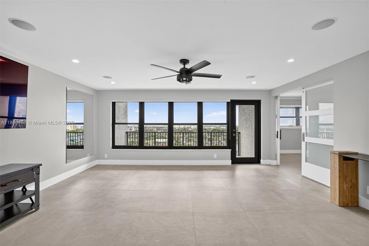 Empty room, Interior, Recessed Lighting