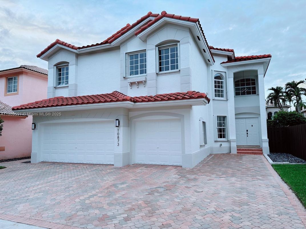 Attached, Exterior, Facade, Spanish Mediterranean