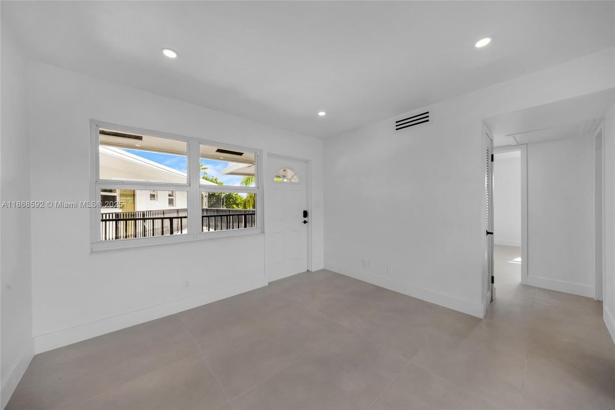 Empty room, Interior, Recessed Lighting
