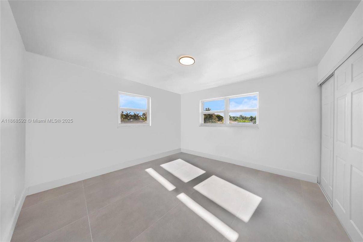 Empty room, Interior