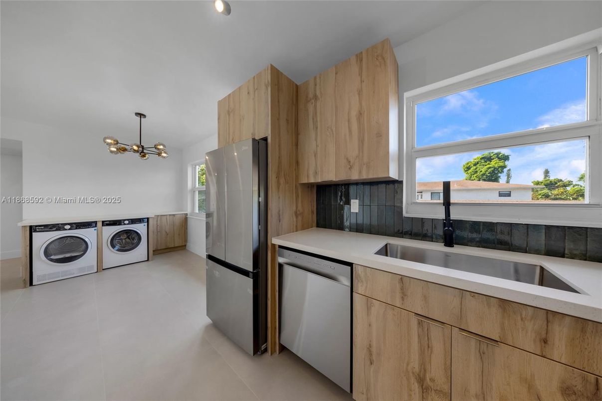 Interior, Kitchen, Recessed Lighting, Washer