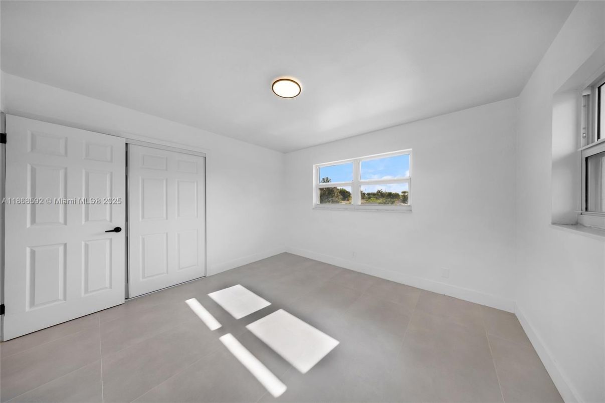 Empty room, Interior