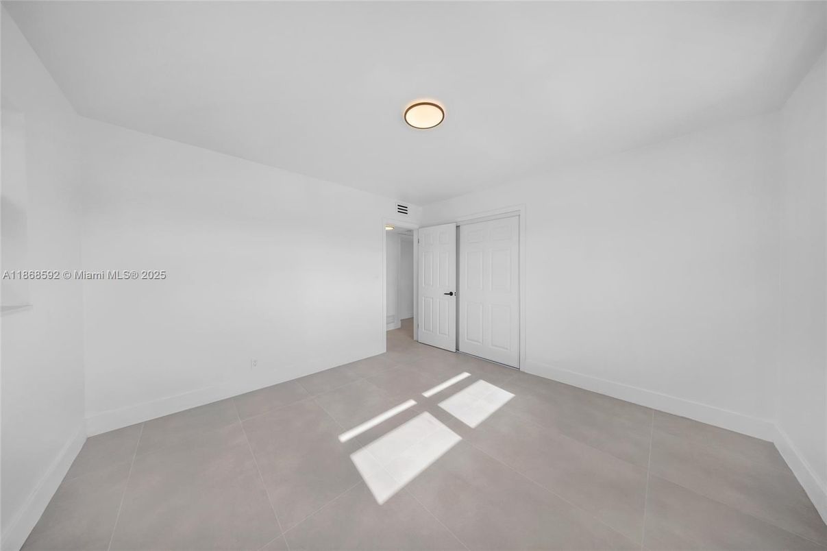 Empty room, Interior