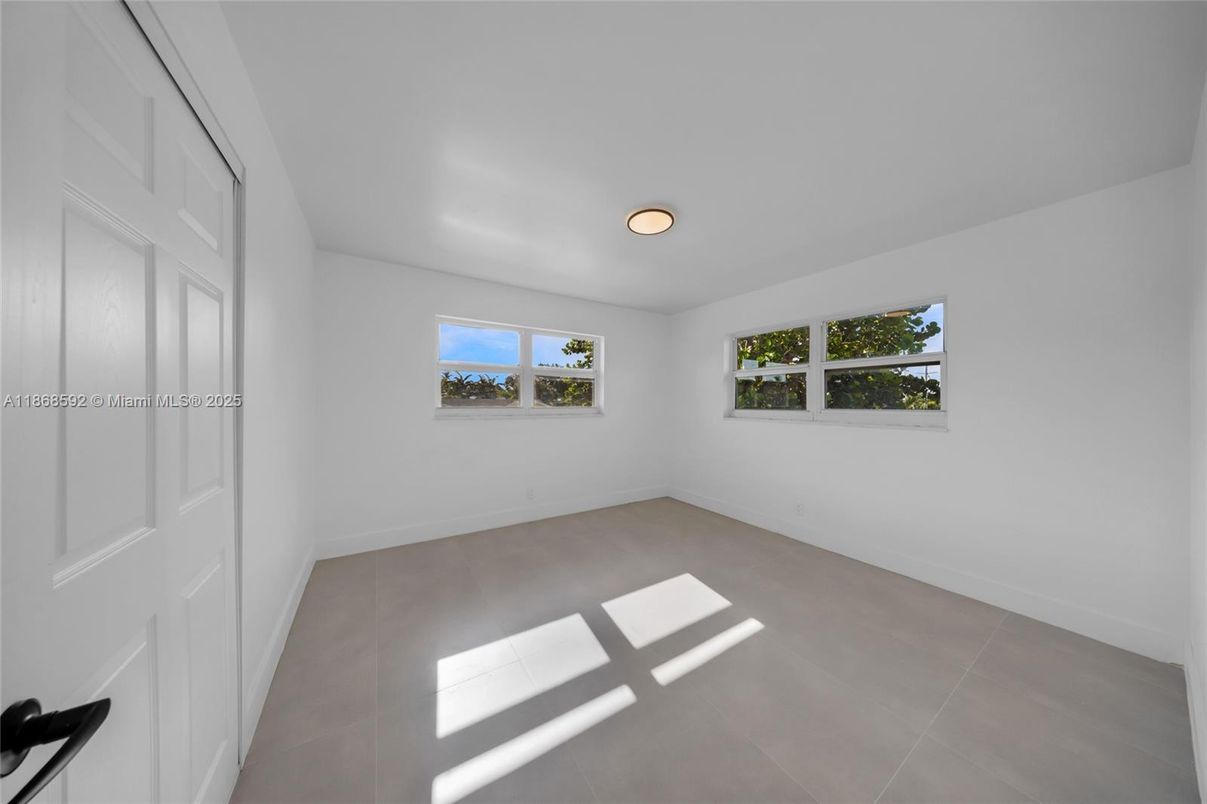 Empty room, Interior