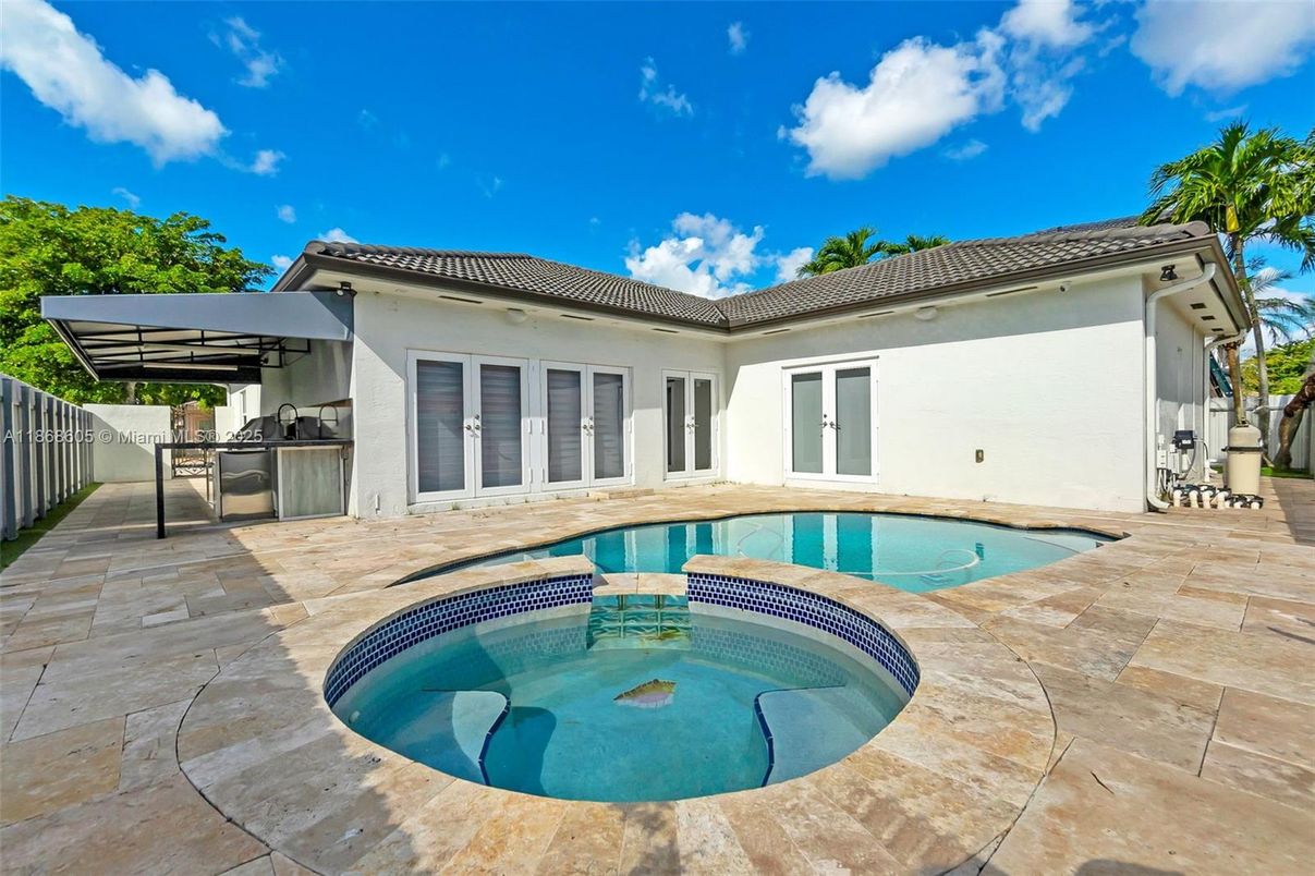 Exterior, Pool