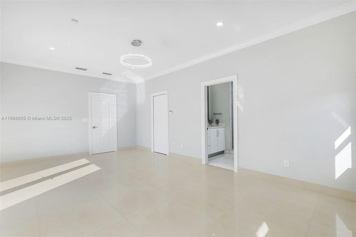 Empty room, Interior, Pendant Lights, Recessed Lighting