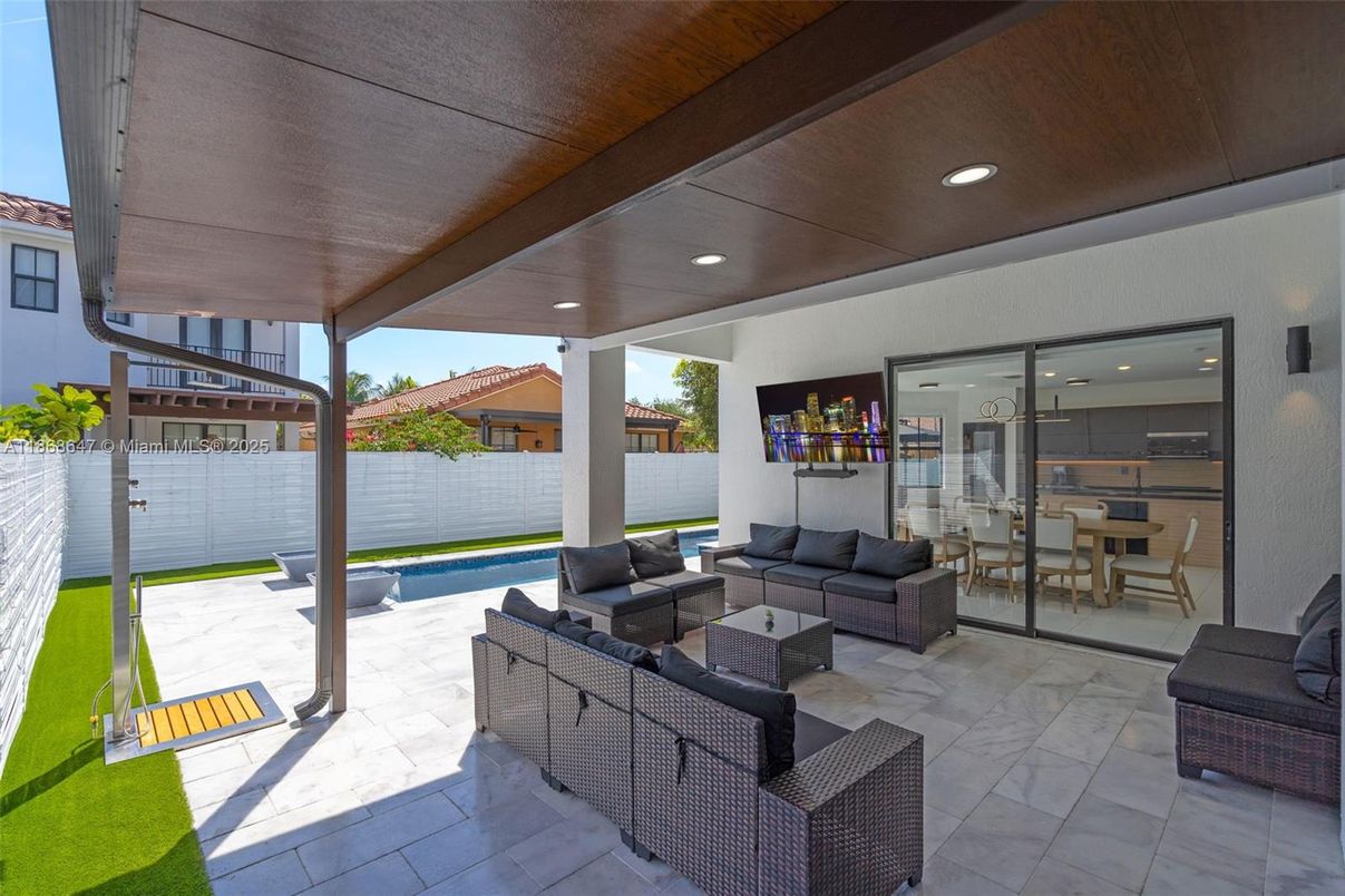 Exterior, Pool