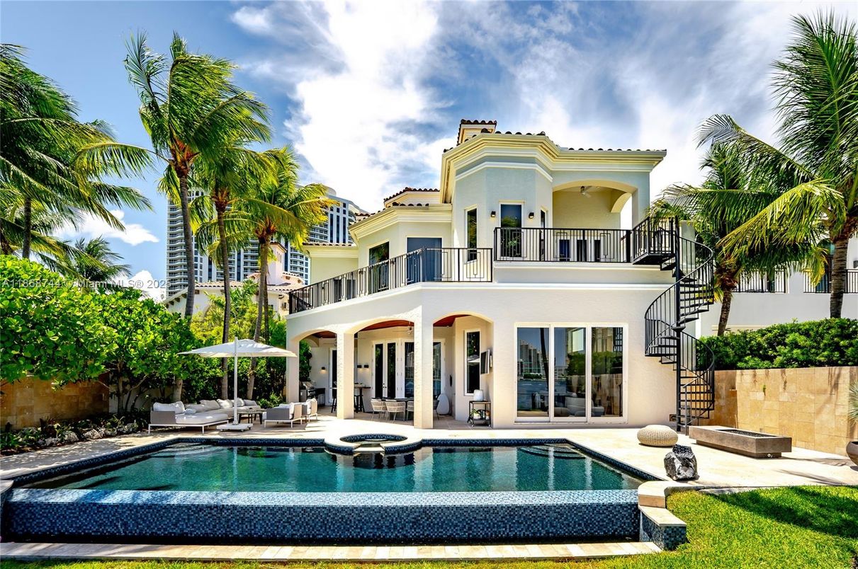 Exterior, Pool