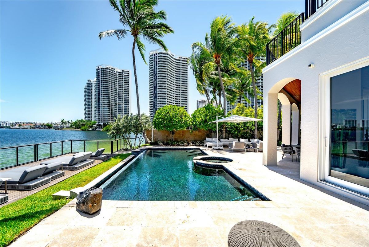 Exterior, Pool, Water