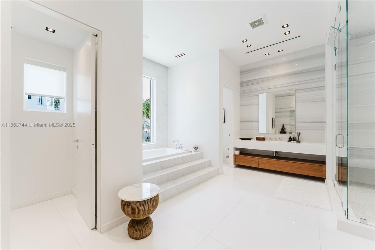 Bathroom, Bedroom, Glass Shower, Interior, Recessed Lighting