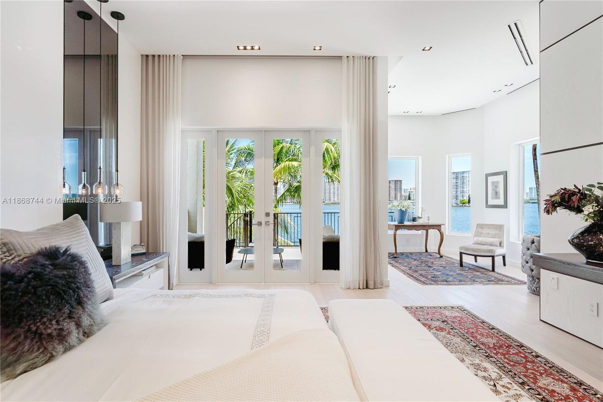 Bedroom, Interior, Recessed Lighting, Water