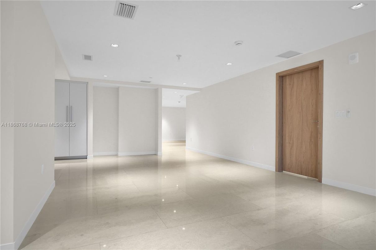 Empty room, Interior, Recessed Lighting