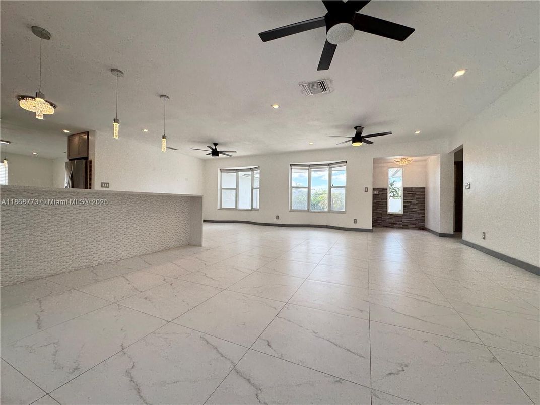 Empty room, Interior, Pendant Lights, Recessed Lighting