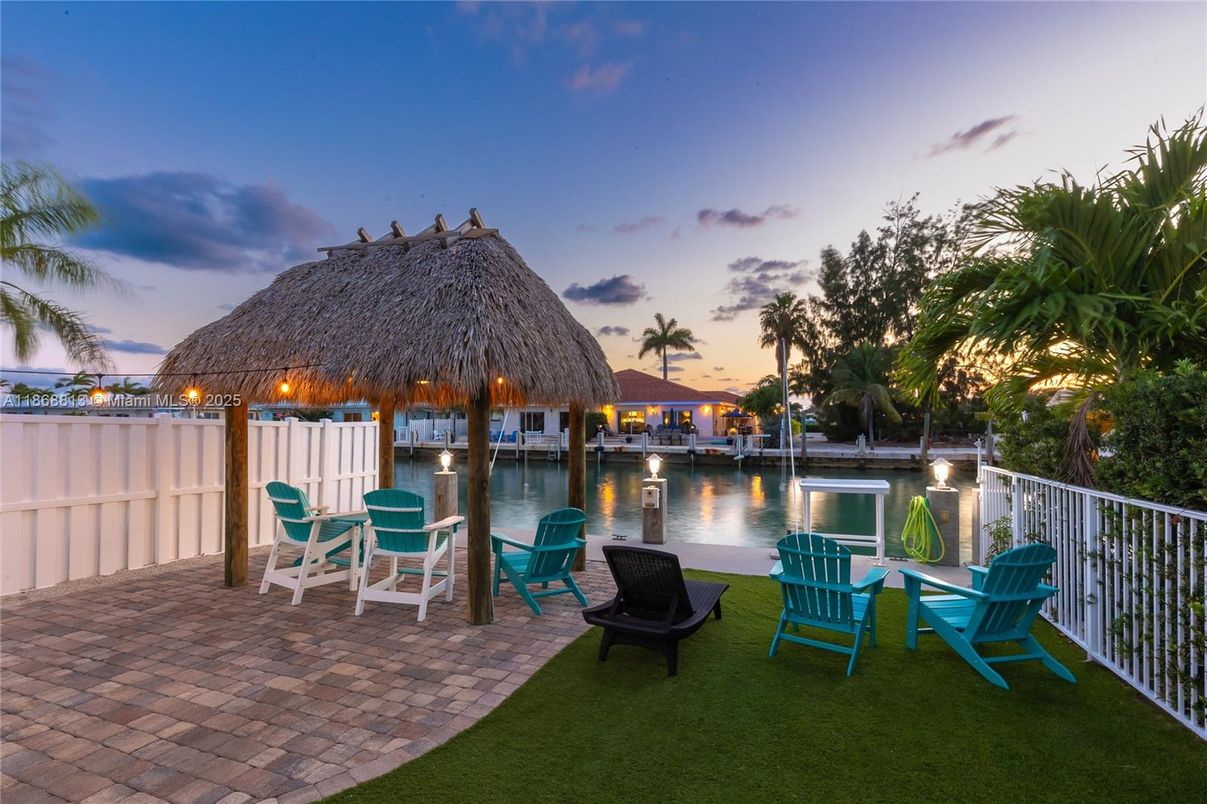 Exterior, Pool, Water