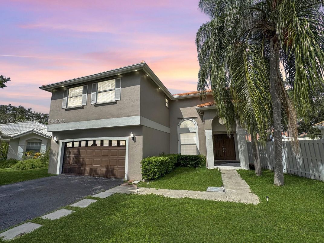 Attached, Exterior, Facade, Mediterranean