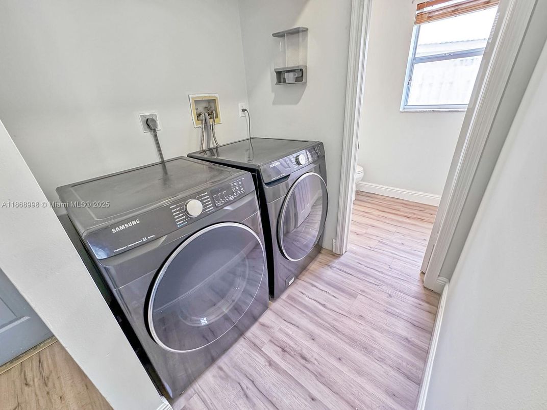 Interior, Washer, Wood Texture Flooring