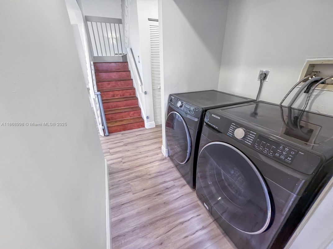 Interior, Washer, Wood Texture Flooring