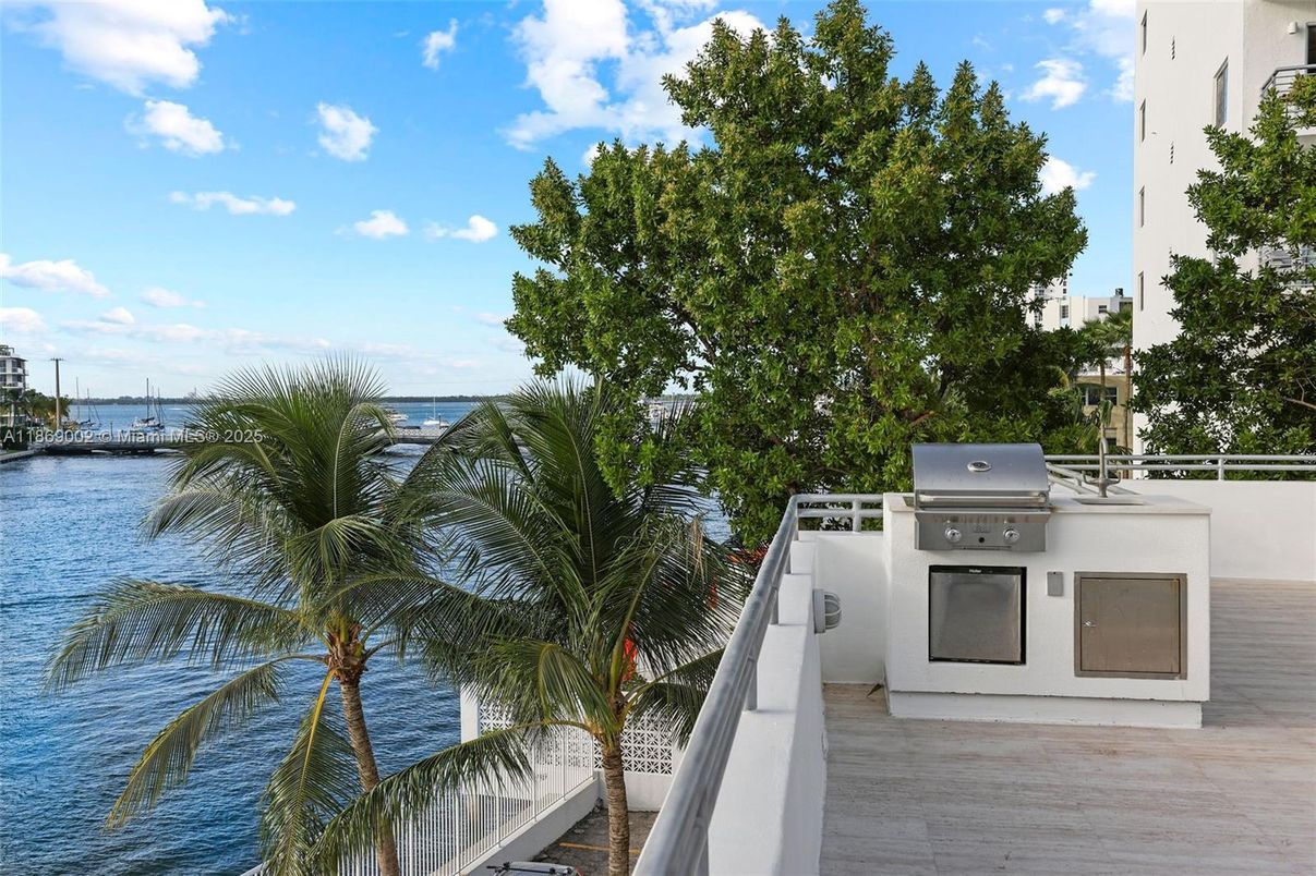 Exterior, Outdoor Kitchen, Water