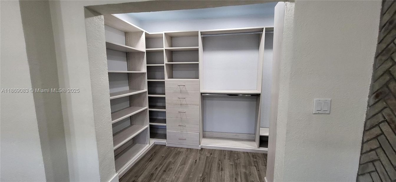Interior, Walk-in Closets, Wood Texture Flooring