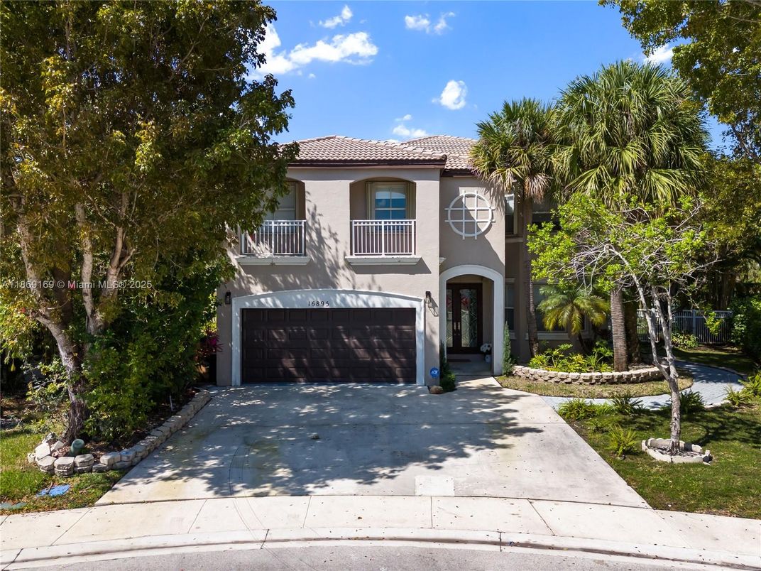 Attached, Exterior, Facade, Mediterranean