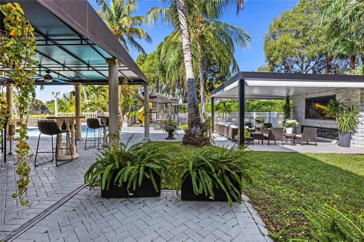 Backyard, Exterior, Outdoor Kitchen