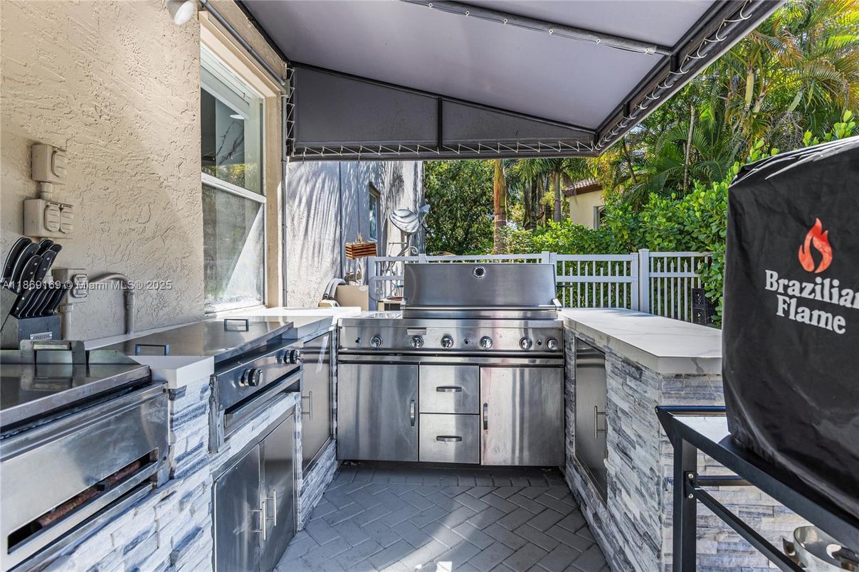 Exterior, Outdoor Kitchen