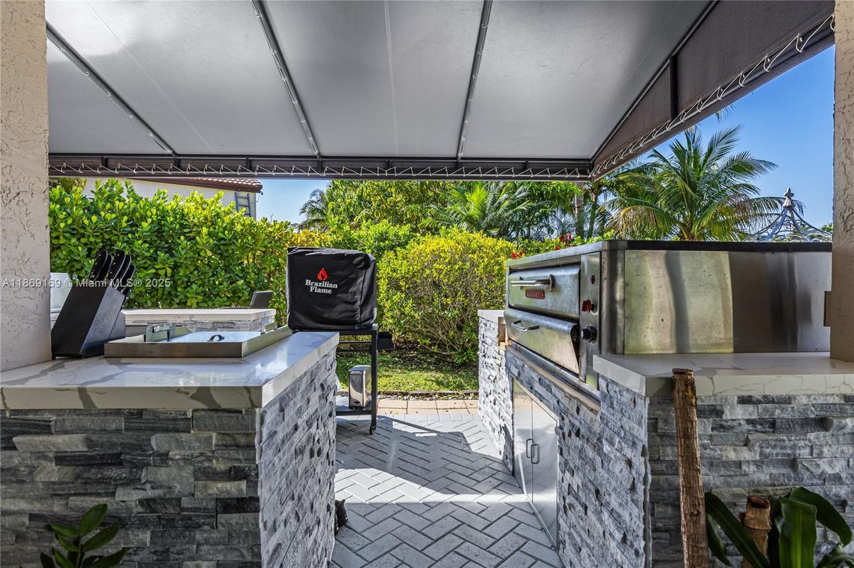 Exterior, Outdoor Kitchen