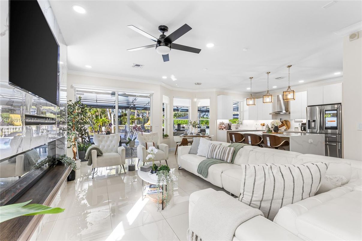 Dining room, Interior, Kitchen, Living room, Pendant Lights, Recessed Lighting, Stainless Steel Appliances