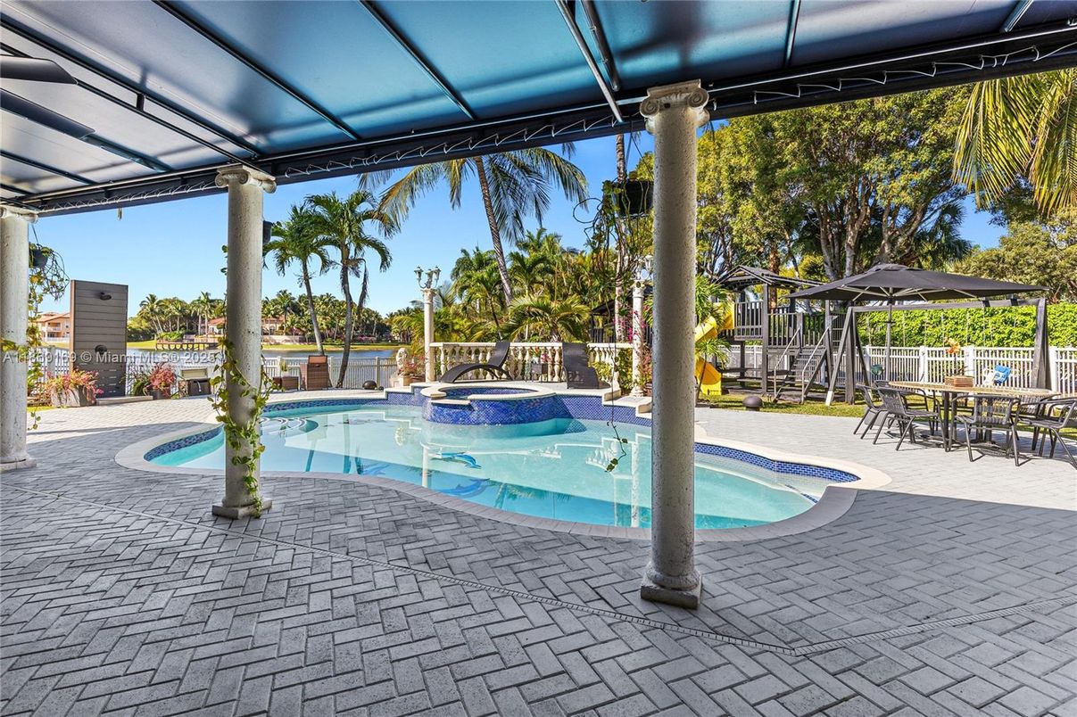 Exterior, Pool