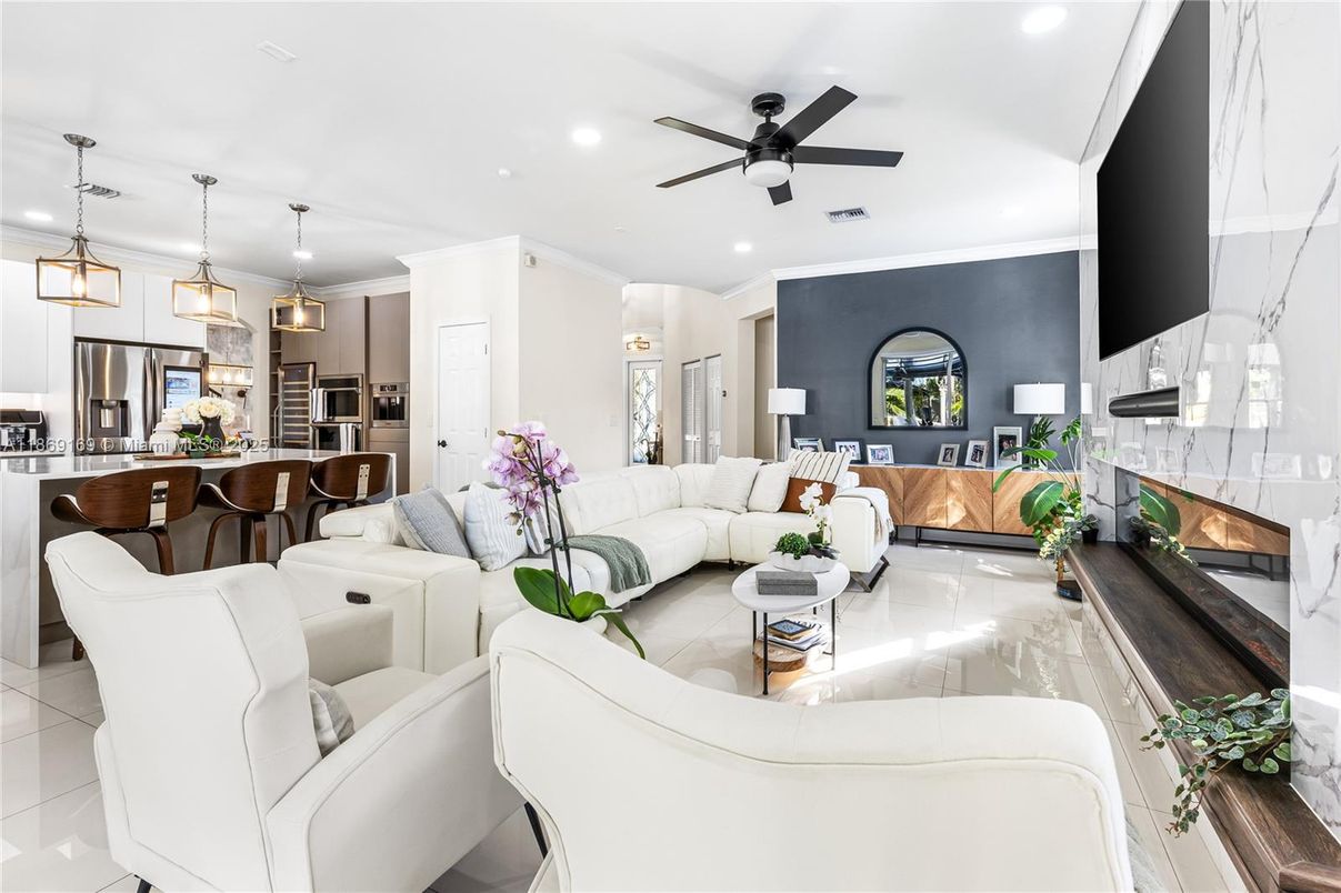 Interior, Kitchen, Living room, Pendant Lights, Recessed Lighting, Stainless Steel Appliances