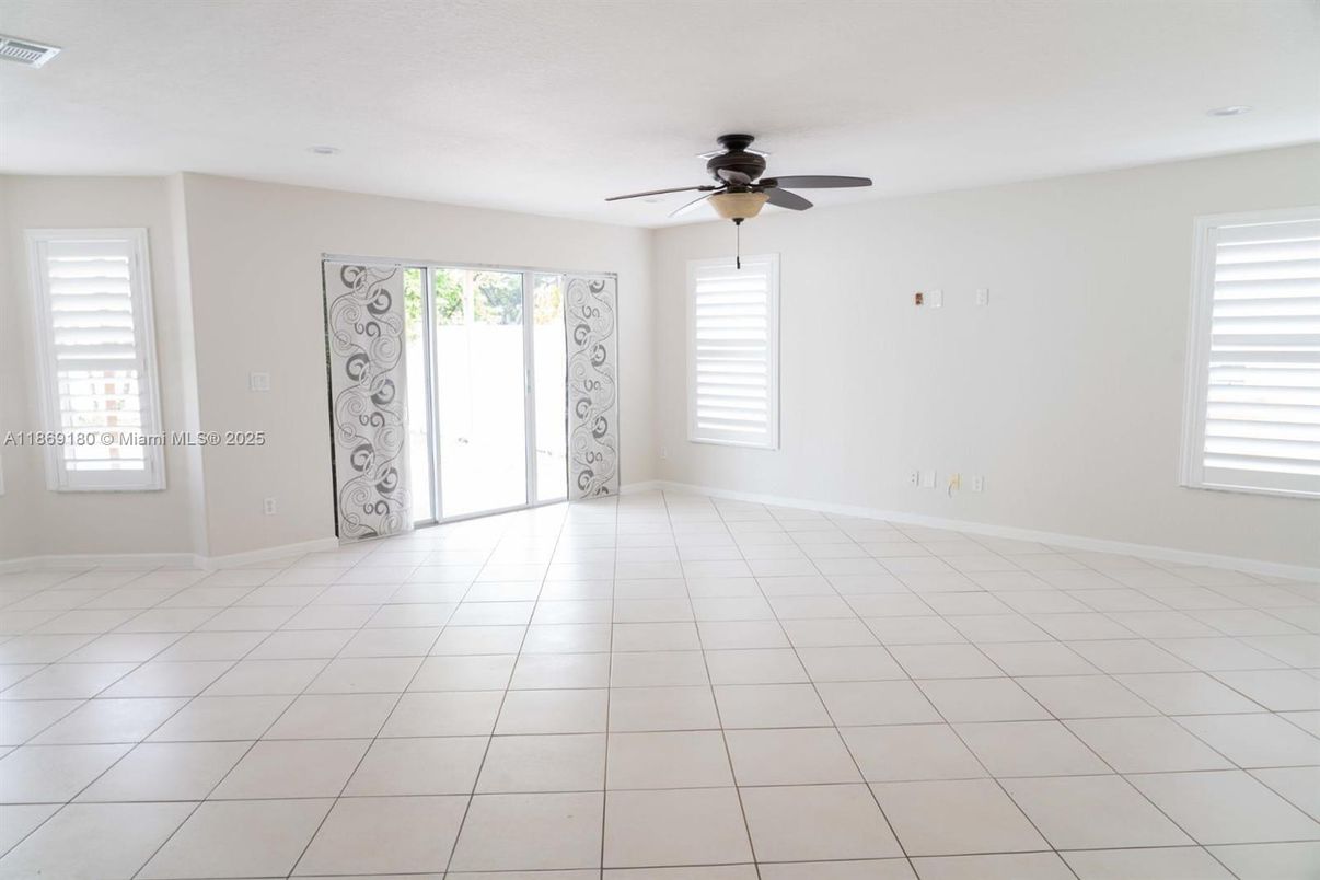 Empty room, Interior