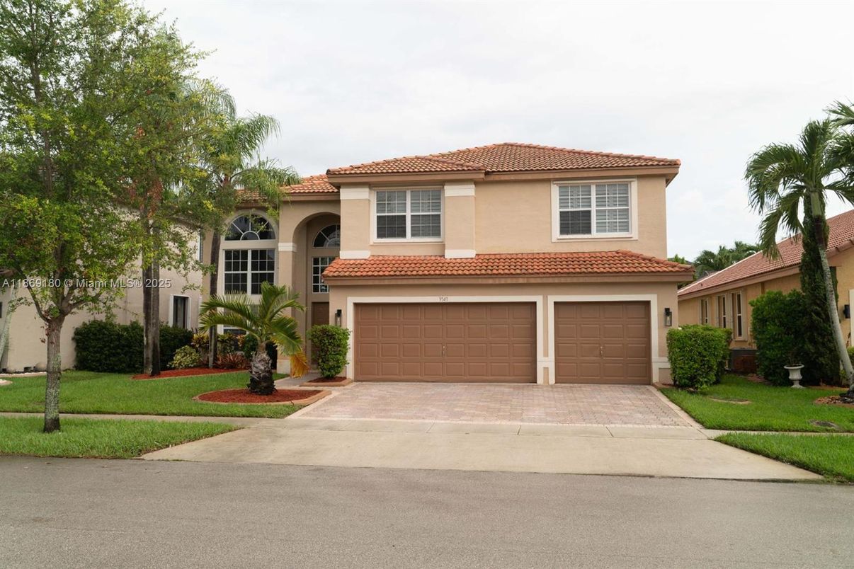 Attached, Exterior, Facade, Mediterranean