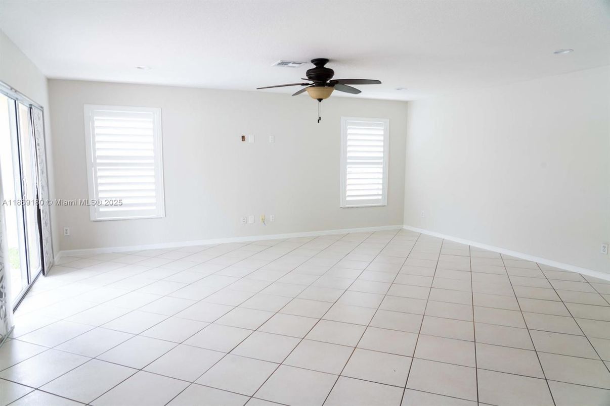 Empty room, Interior