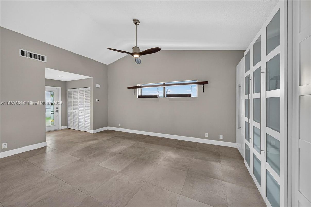 Empty room, Interior